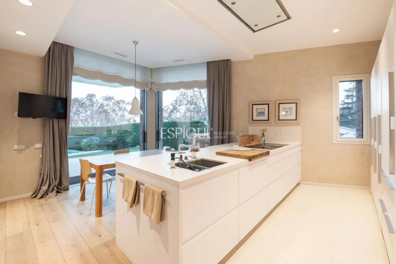 Propriété exclusive avec jardin, piscine et terrain de paddle privé au centre d’Alella