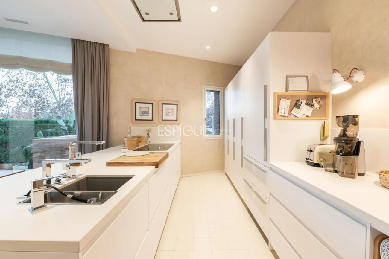 Propriété exclusive avec jardin, piscine et terrain de paddle privé au centre d’Alella
