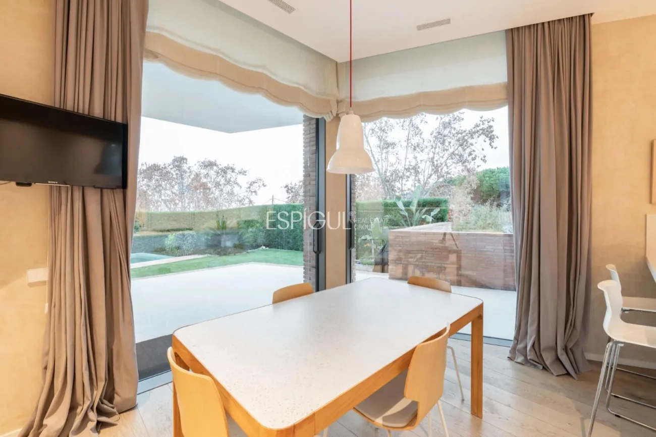 Propriété exclusive avec jardin, piscine et terrain de paddle privé au centre d’Alella