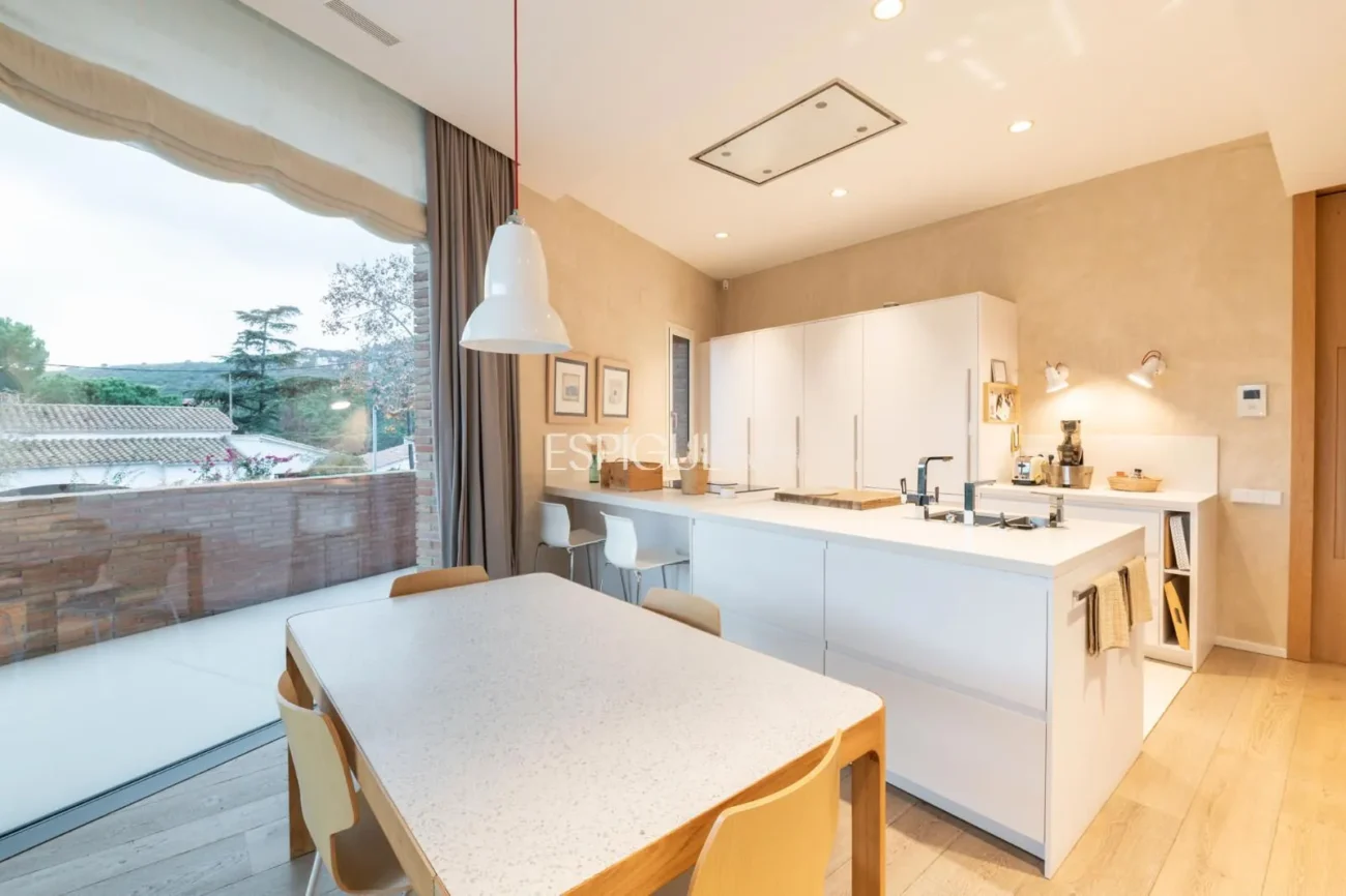Propriété exclusive avec jardin, piscine et terrain de paddle privé au centre d’Alella