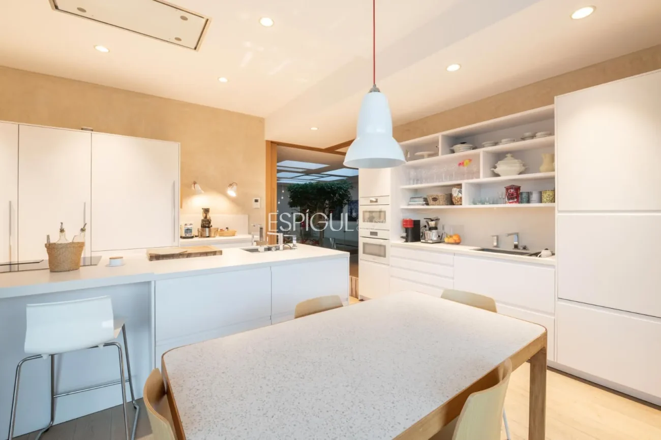 Propriété exclusive avec jardin, piscine et terrain de paddle privé au centre d’Alella