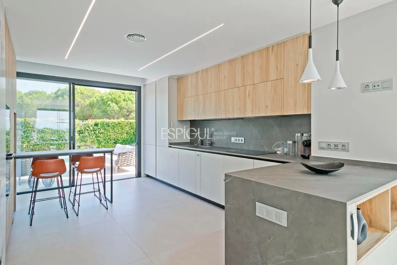 Magnificent detached house with sea views and private pool in Montgat
