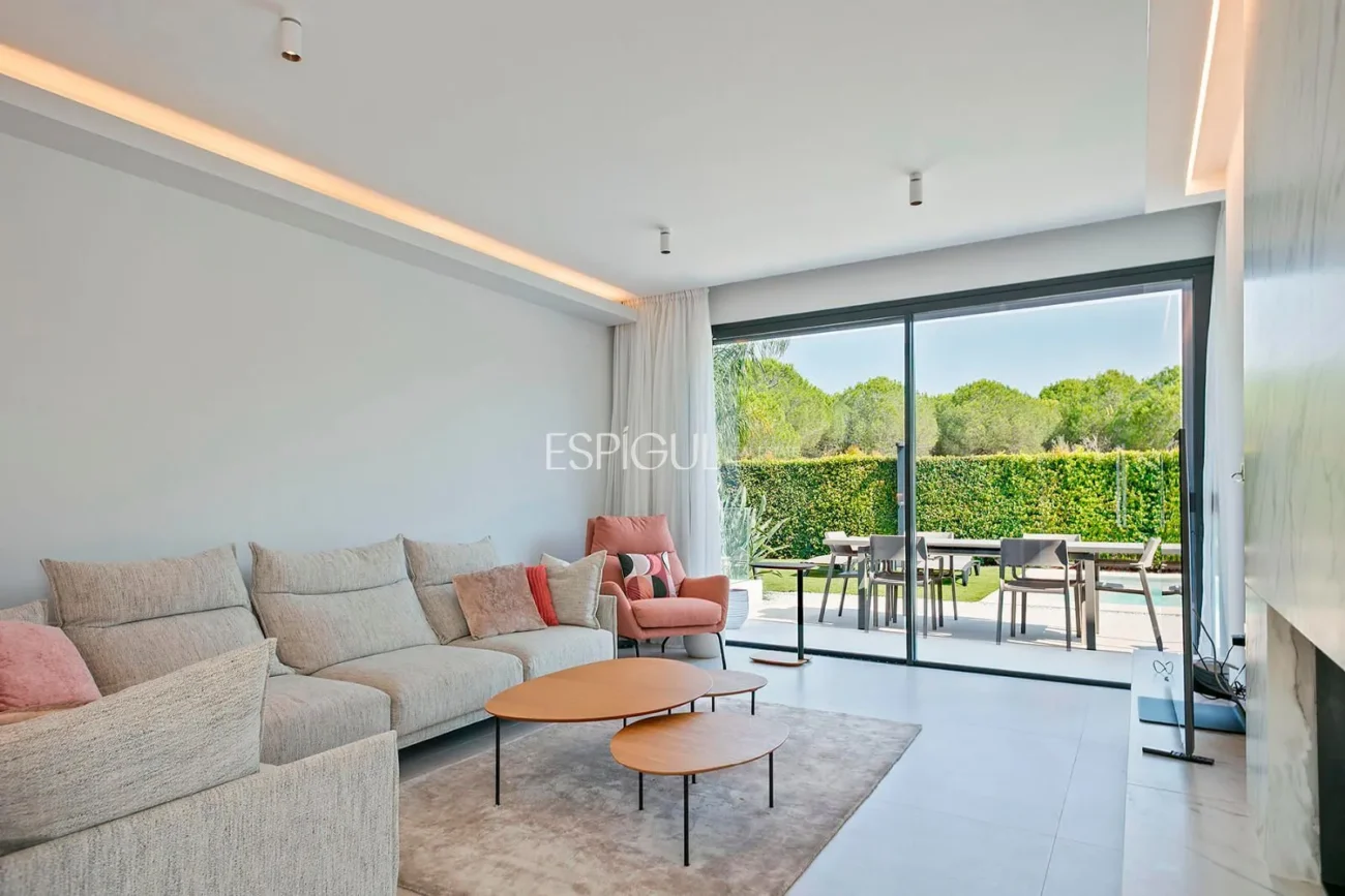 Magnificent detached house with sea views and private pool in Montgat