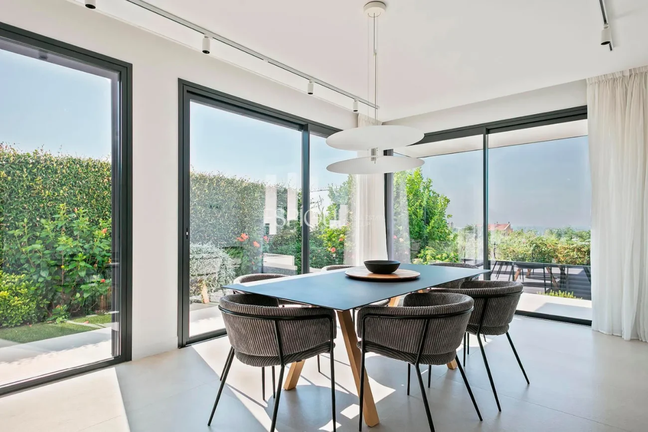 Magnificent detached house with sea views and private pool in Montgat