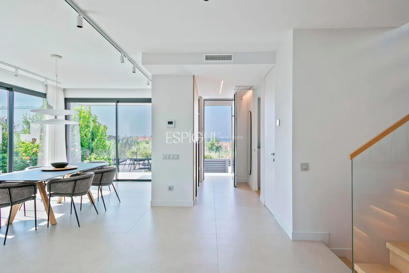 Magnificent detached house with sea views and private pool in Montgat