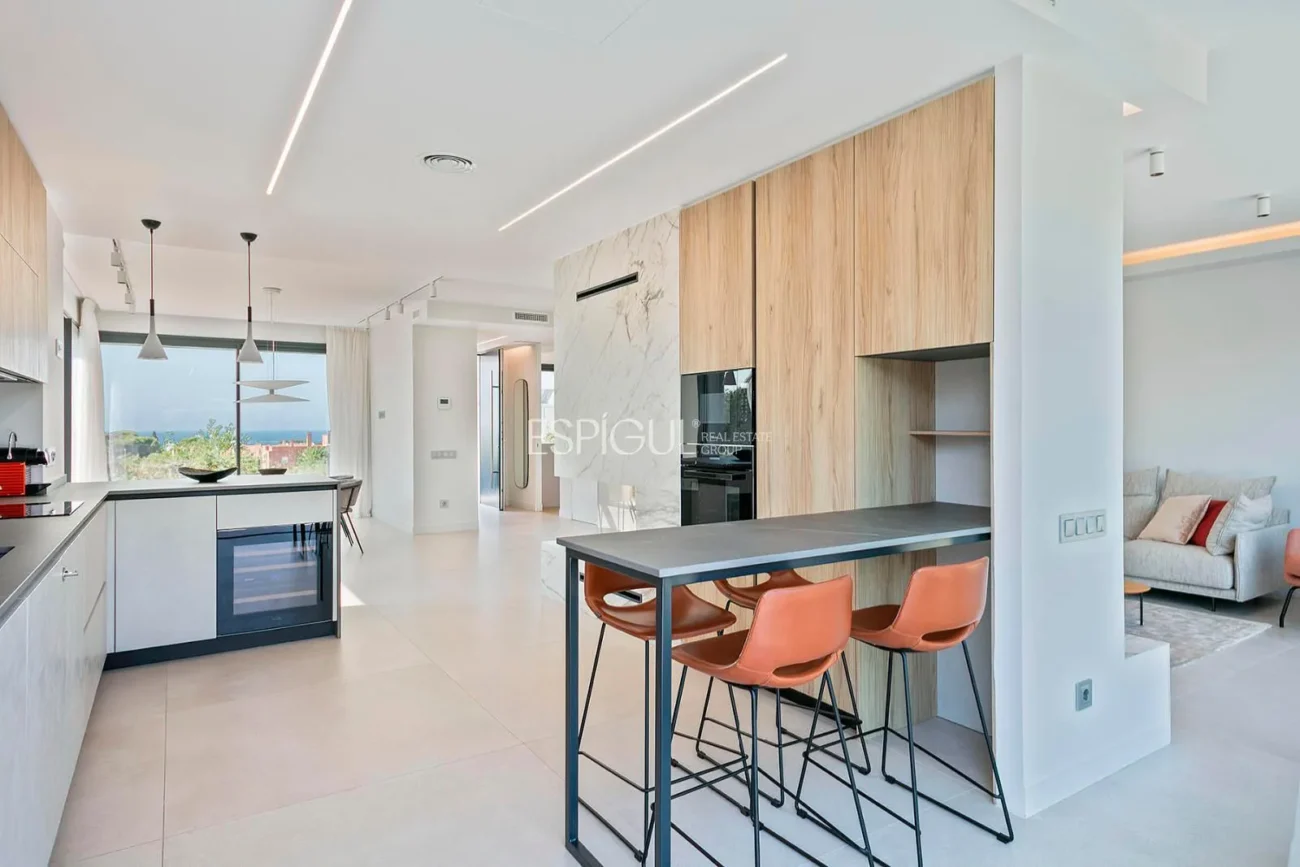Magnificent detached house with sea views and private pool in Montgat