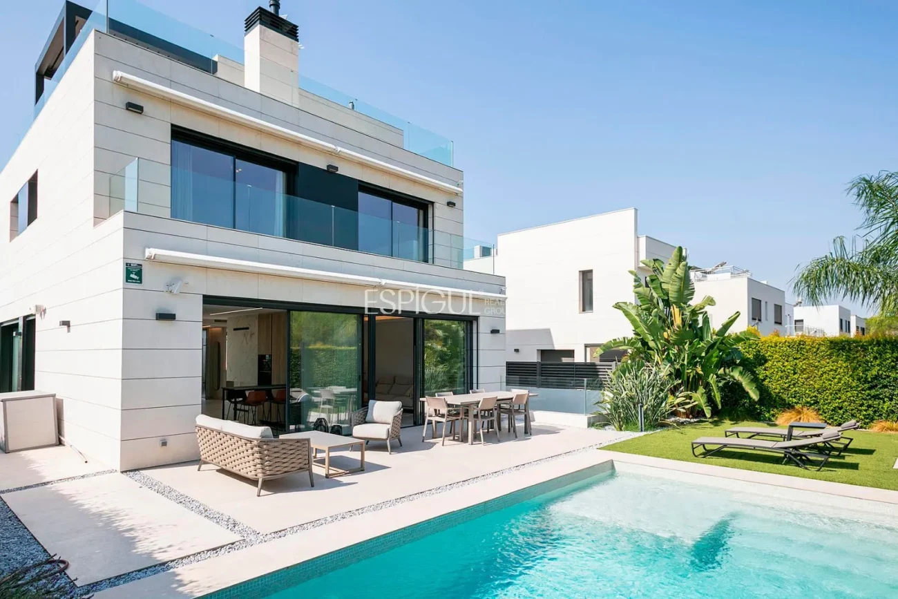 Magnificent detached house with sea views and private pool in Montgat