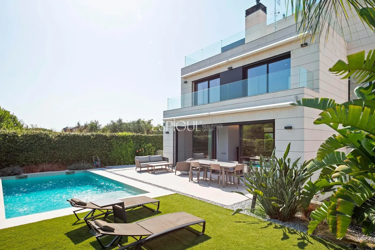 Magnificent detached house with sea views and private pool in Montgat