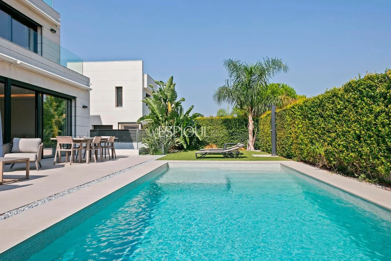 Magnificent detached house with sea views and private pool in Montgat
