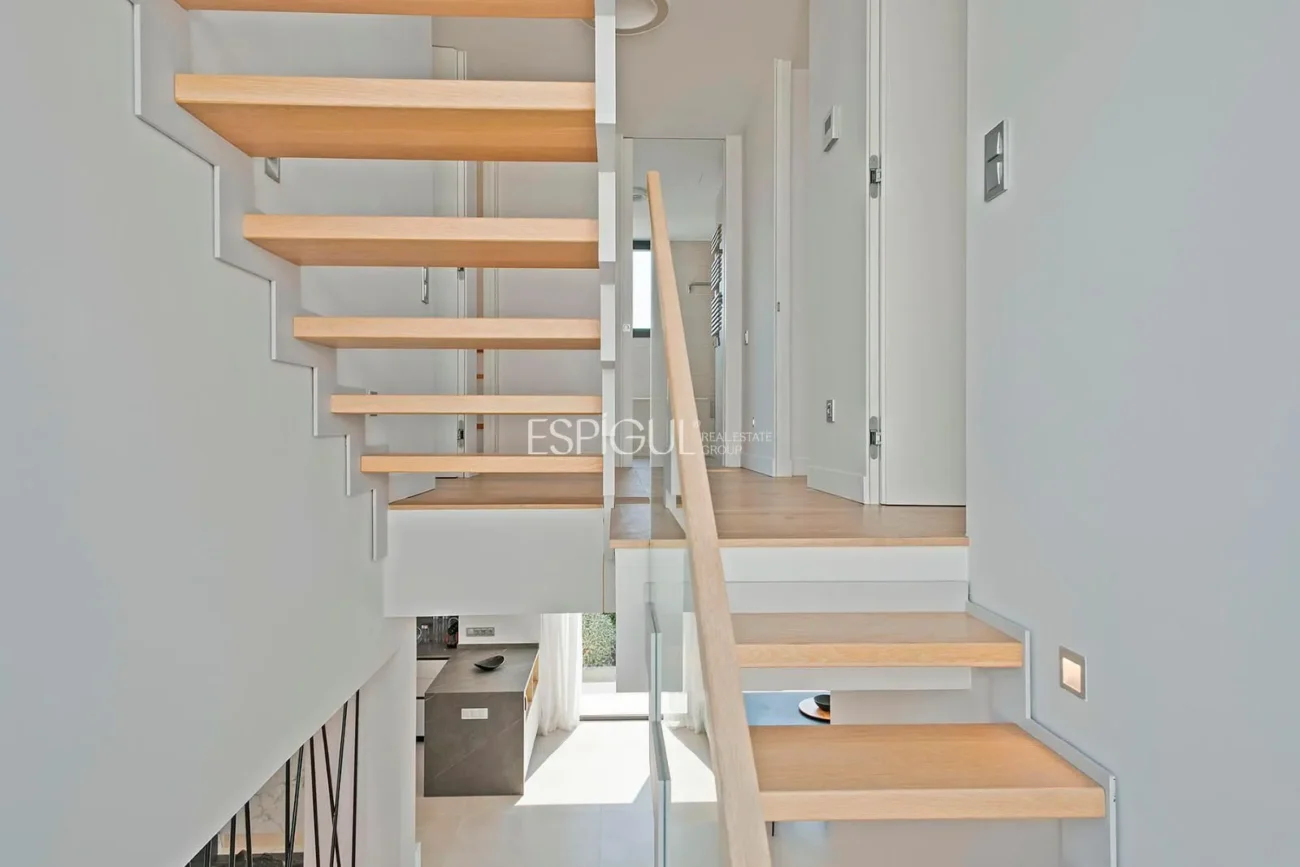 Magnificent detached house with sea views and private pool in Montgat