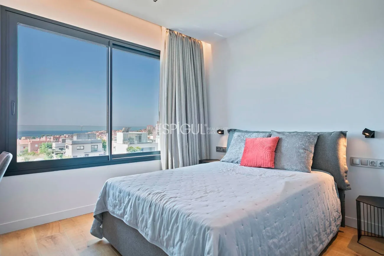 Magnificent detached house with sea views and private pool in Montgat