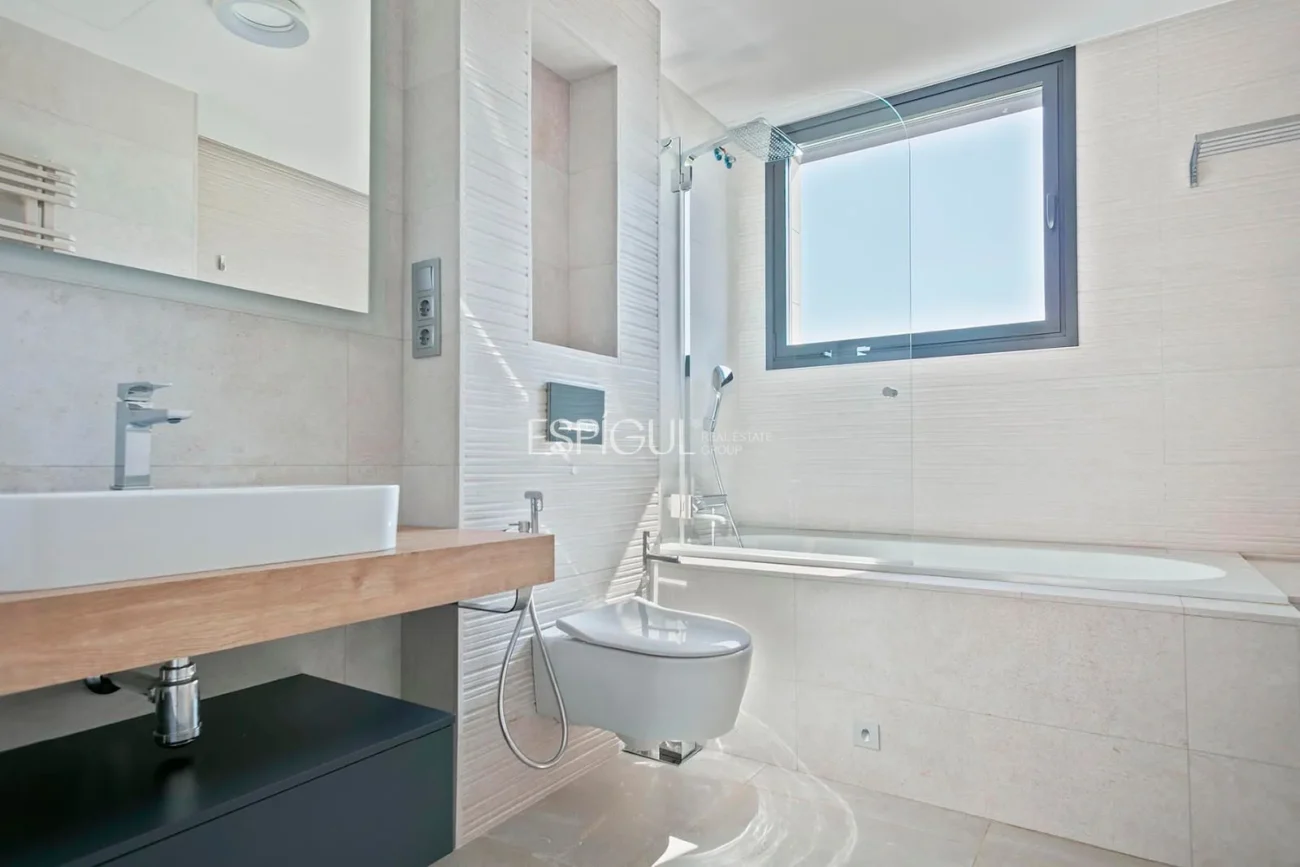Magnificent detached house with sea views and private pool in Montgat