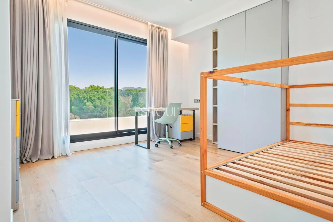 Magnificent detached house with sea views and private pool in Montgat