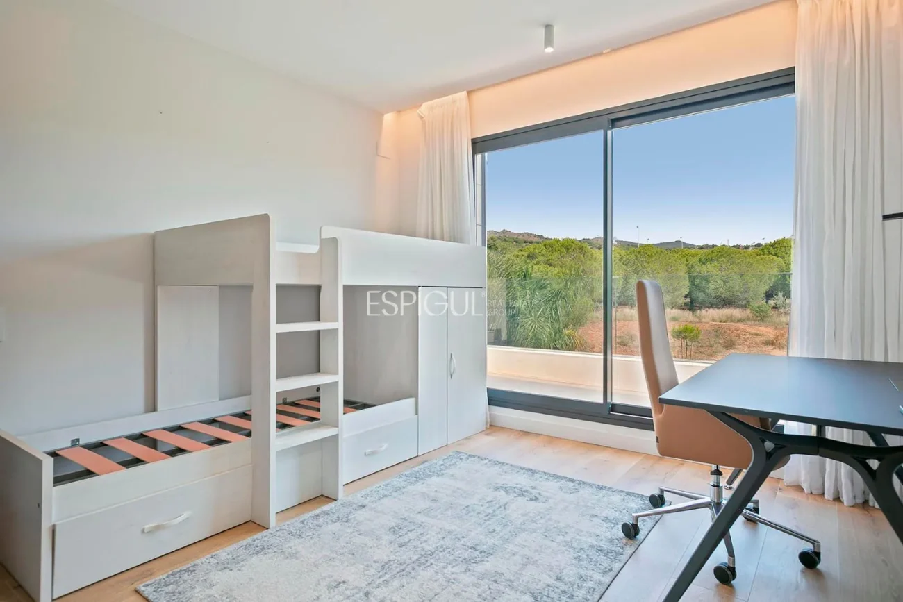 Magnificent detached house with sea views and private pool in Montgat