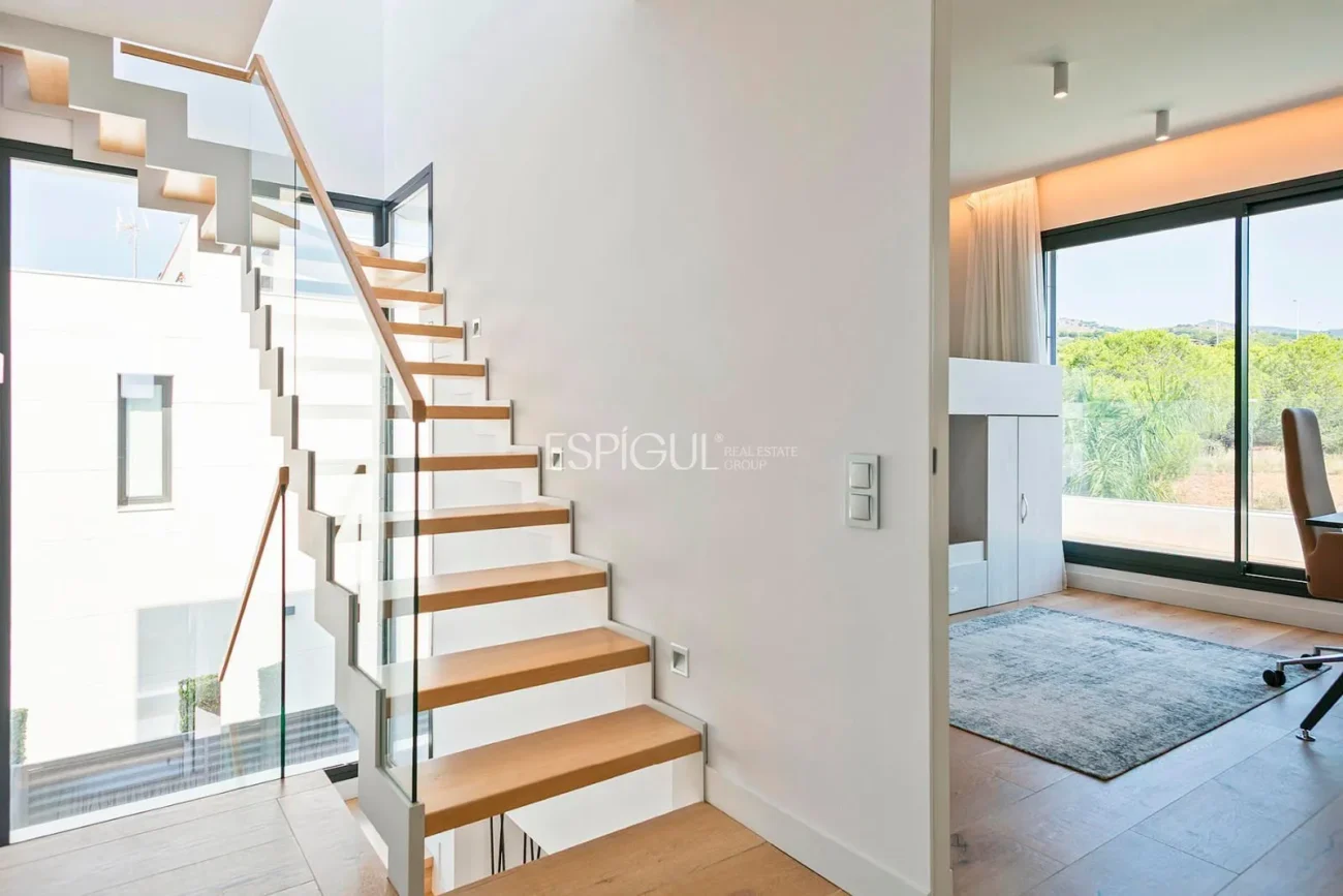Magnificent detached house with sea views and private pool in Montgat