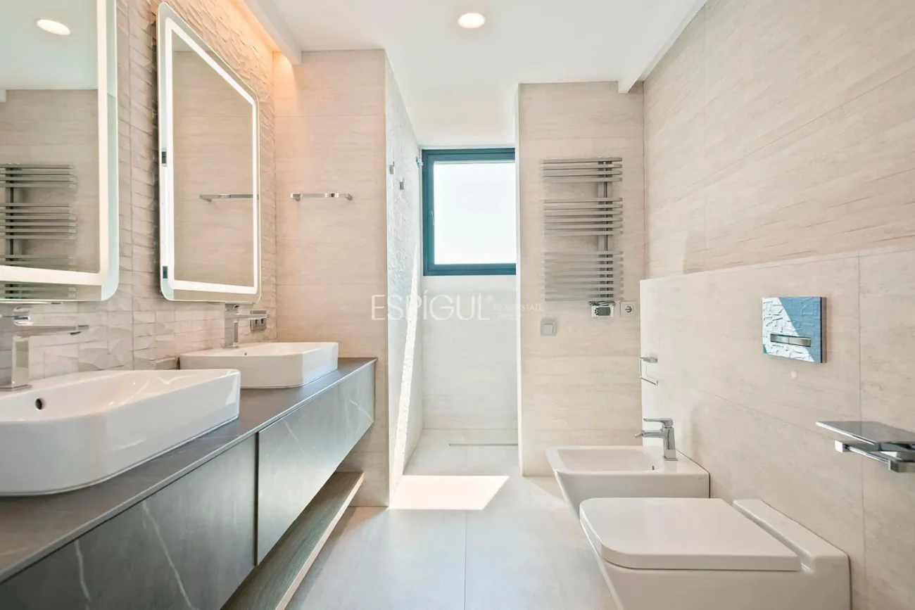 Magnificent detached house with sea views and private pool in Montgat