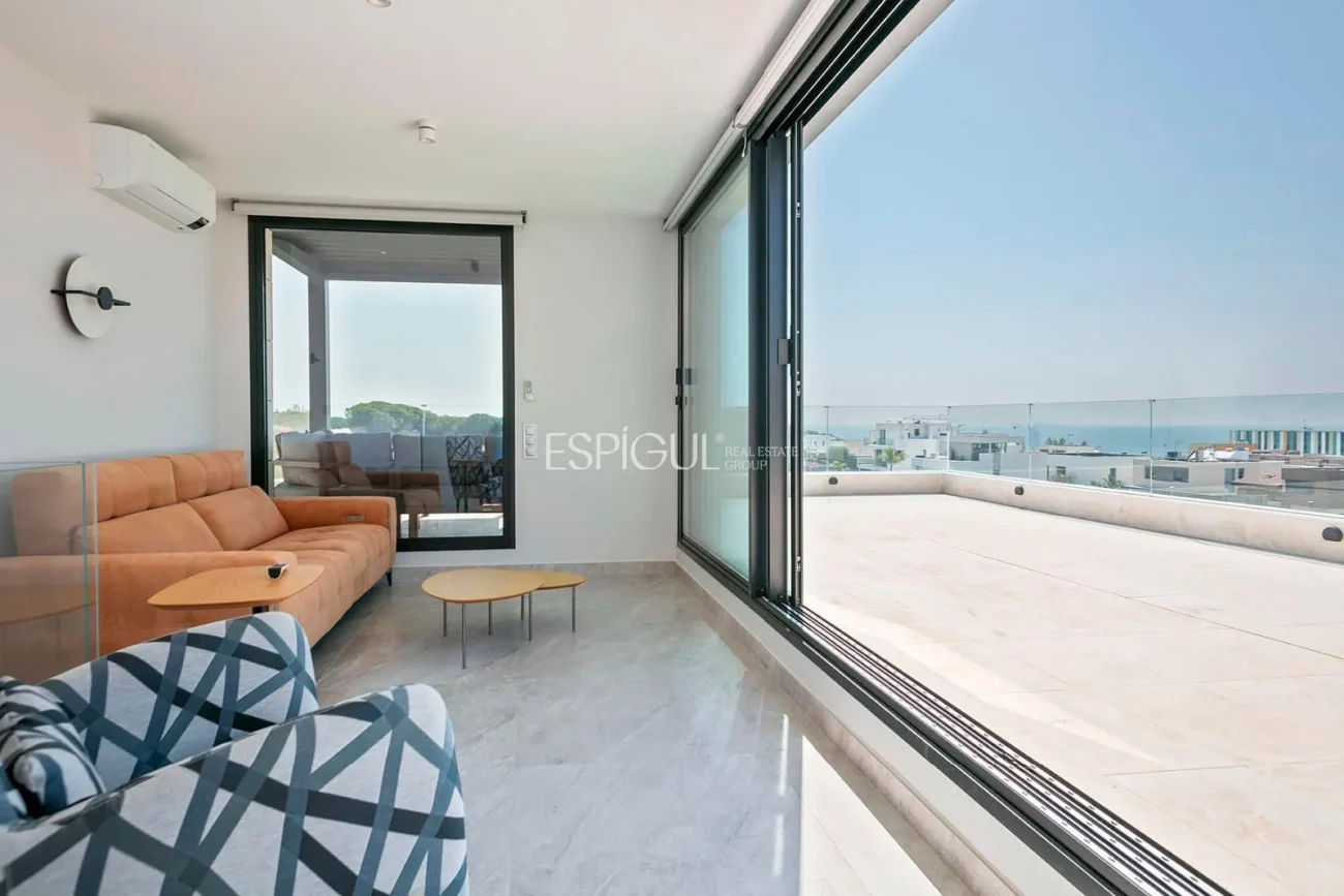 Magnificent detached house with sea views and private pool in Montgat
