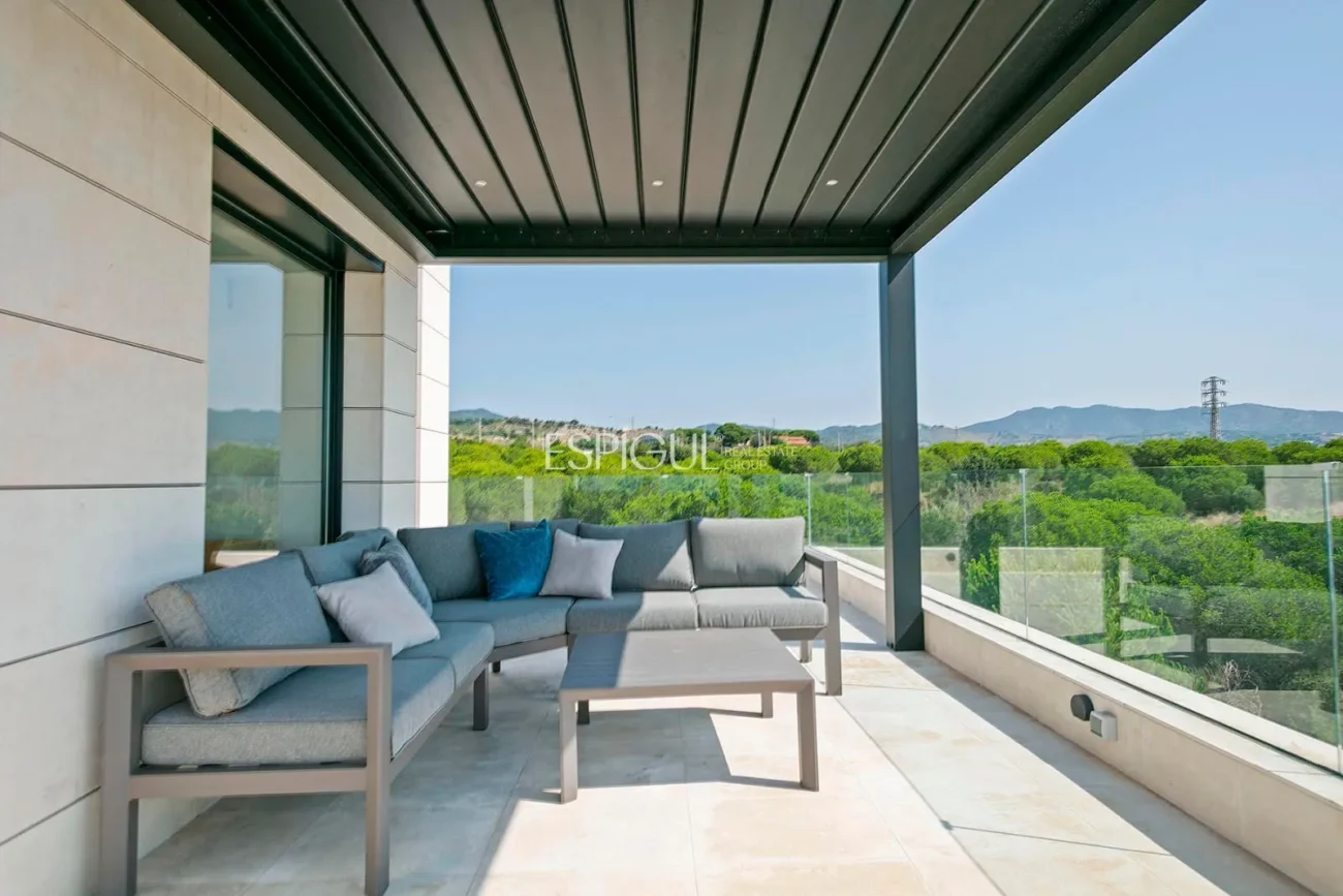 Magnificent detached house with sea views and private pool in Montgat