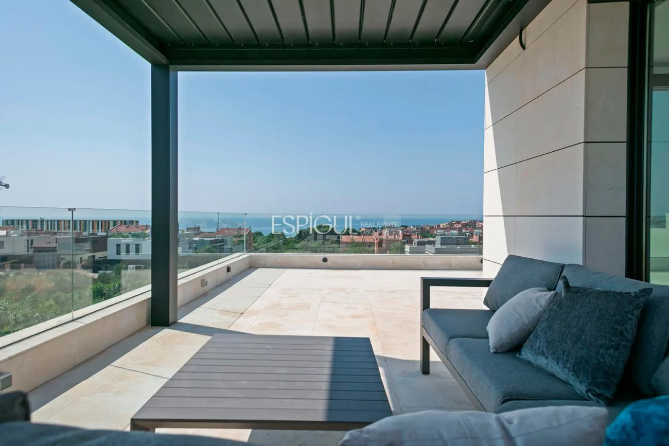 Magnificent detached house with sea views and private pool in Montgat