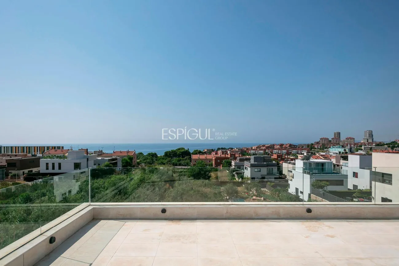 Magnificent detached house with sea views and private pool in Montgat