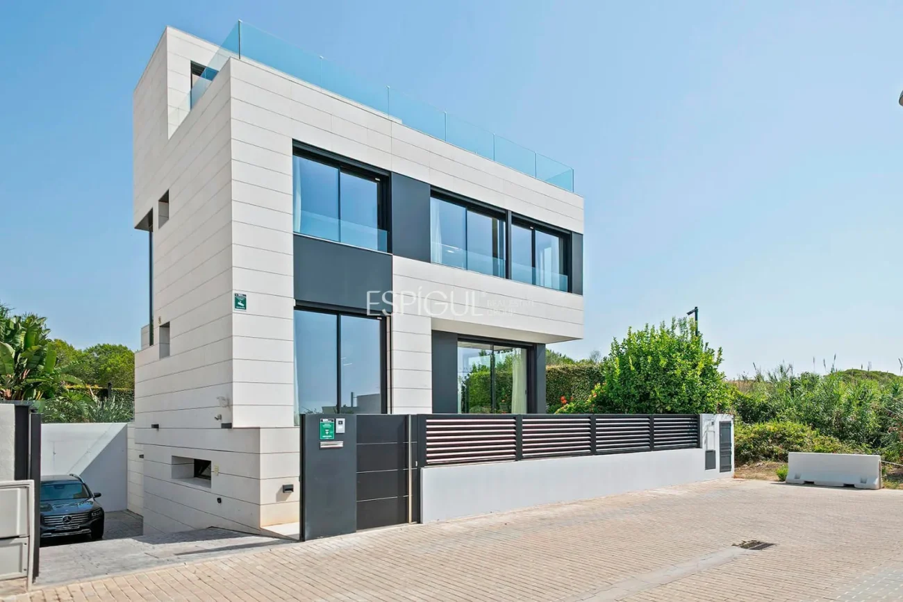 Magnificent detached house with sea views and private pool in Montgat
