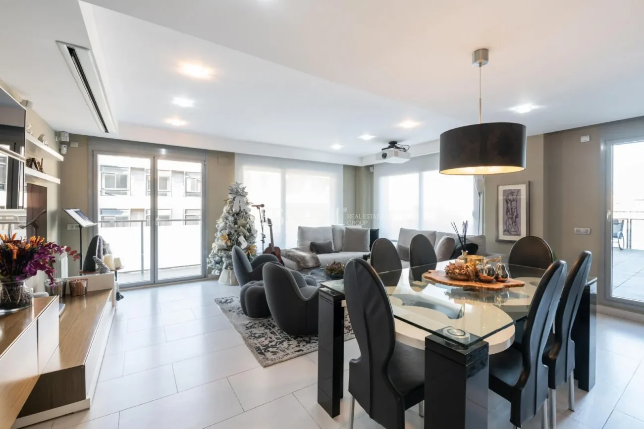 Pis exclusiu a l’Antiga Esquerra de l’Eixample amb terrassa privada de 100 m², finca moderna, pàrquing inclòs i acabats premium.