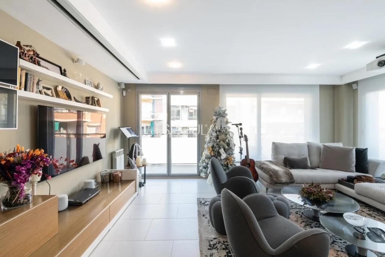 Pis exclusiu a l’Antiga Esquerra de l’Eixample amb terrassa privada de 100 m², finca moderna, pàrquing inclòs i acabats premium.