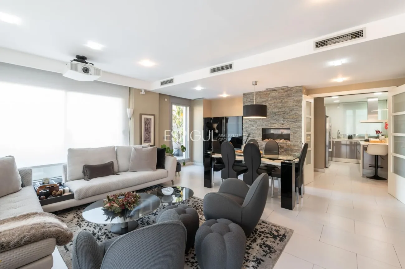 Pis exclusiu a l’Antiga Esquerra de l’Eixample amb terrassa privada de 100 m², finca moderna, pàrquing inclòs i acabats premium.