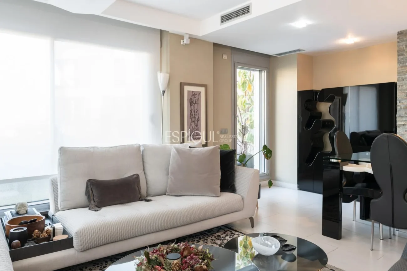 Pis exclusiu a l’Antiga Esquerra de l’Eixample amb terrassa privada de 100 m², finca moderna, pàrquing inclòs i acabats premium.