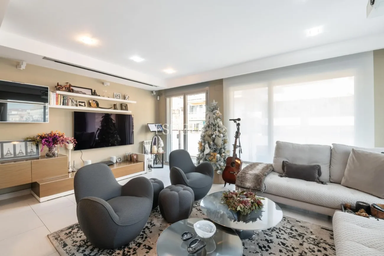 Pis exclusiu a l’Antiga Esquerra de l’Eixample amb terrassa privada de 100 m², finca moderna, pàrquing inclòs i acabats premium.