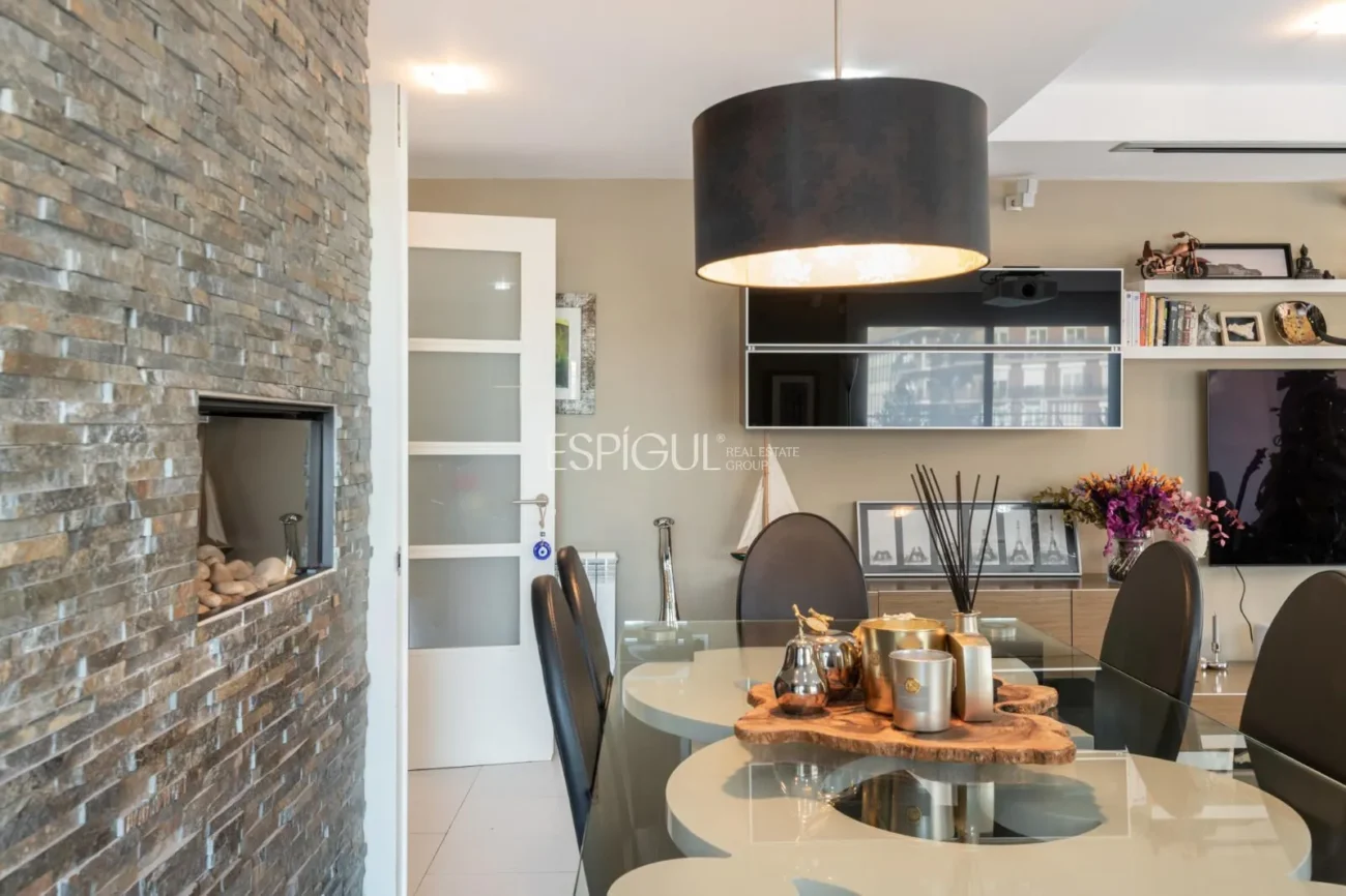 Pis exclusiu a l’Antiga Esquerra de l’Eixample amb terrassa privada de 100 m², finca moderna, pàrquing inclòs i acabats premium.