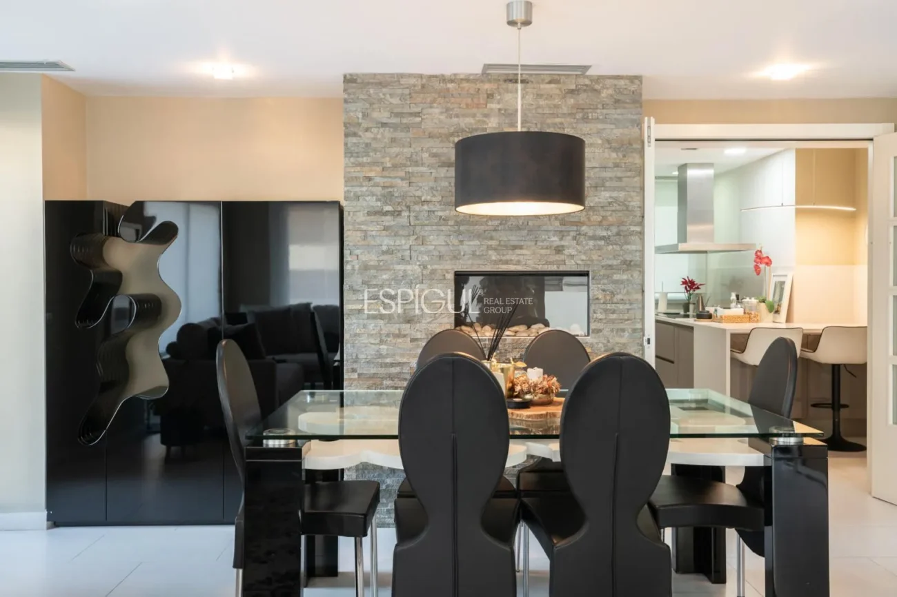 Pis exclusiu a l’Antiga Esquerra de l’Eixample amb terrassa privada de 100 m², finca moderna, pàrquing inclòs i acabats premium.