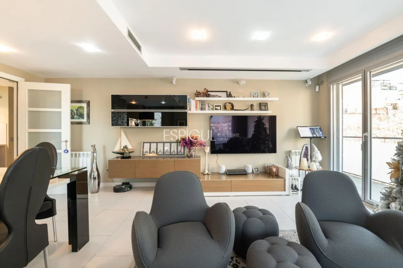 Pis exclusiu a l’Antiga Esquerra de l’Eixample amb terrassa privada de 100 m², finca moderna, pàrquing inclòs i acabats premium.