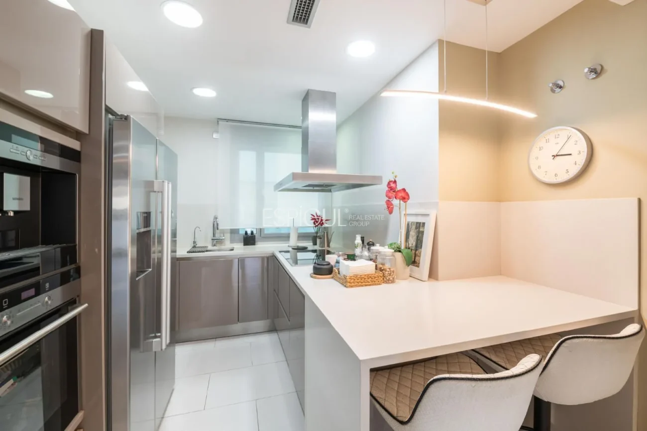 Pis exclusiu a l’Antiga Esquerra de l’Eixample amb terrassa privada de 100 m², finca moderna, pàrquing inclòs i acabats premium.