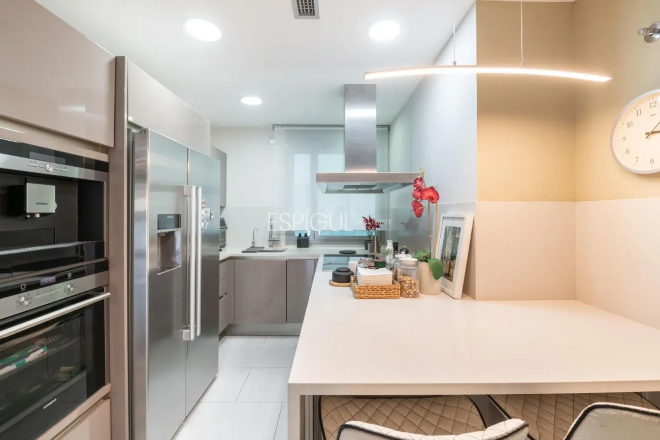 Pis exclusiu a l’Antiga Esquerra de l’Eixample amb terrassa privada de 100 m², finca moderna, pàrquing inclòs i acabats premium.