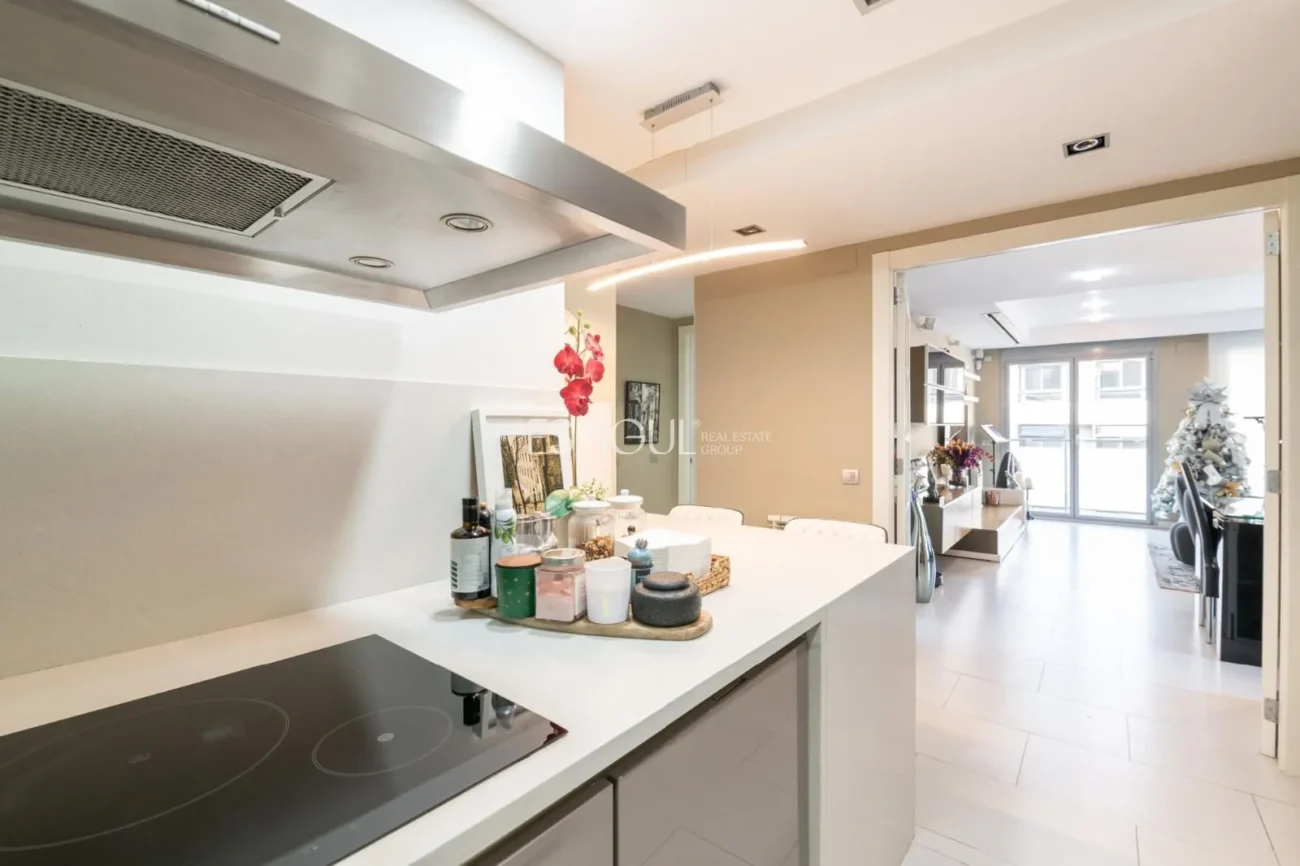 Pis exclusiu a l’Antiga Esquerra de l’Eixample amb terrassa privada de 100 m², finca moderna, pàrquing inclòs i acabats premium.