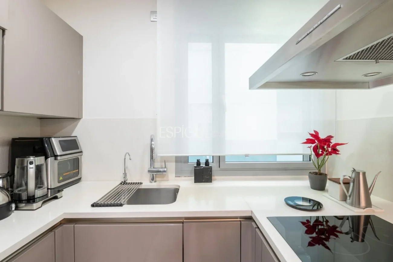 Pis exclusiu a l’Antiga Esquerra de l’Eixample amb terrassa privada de 100 m², finca moderna, pàrquing inclòs i acabats premium.