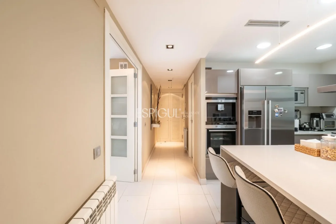 Pis exclusiu a l’Antiga Esquerra de l’Eixample amb terrassa privada de 100 m², finca moderna, pàrquing inclòs i acabats premium.