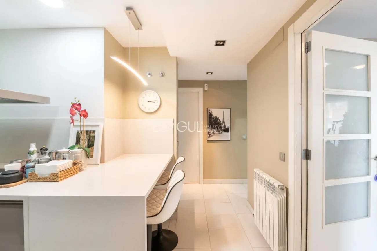 Pis exclusiu a l’Antiga Esquerra de l’Eixample amb terrassa privada de 100 m², finca moderna, pàrquing inclòs i acabats premium.