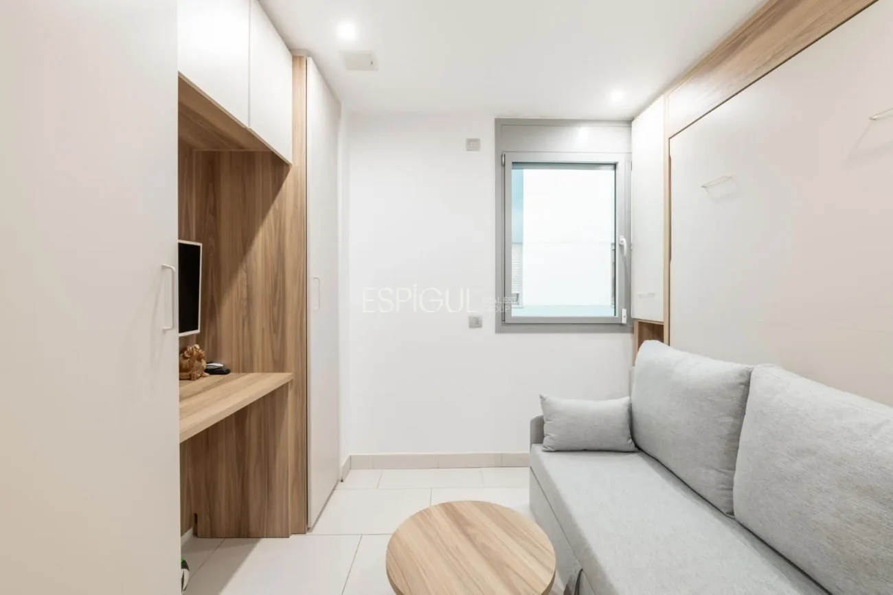 Pis exclusiu a l’Antiga Esquerra de l’Eixample amb terrassa privada de 100 m², finca moderna, pàrquing inclòs i acabats premium.