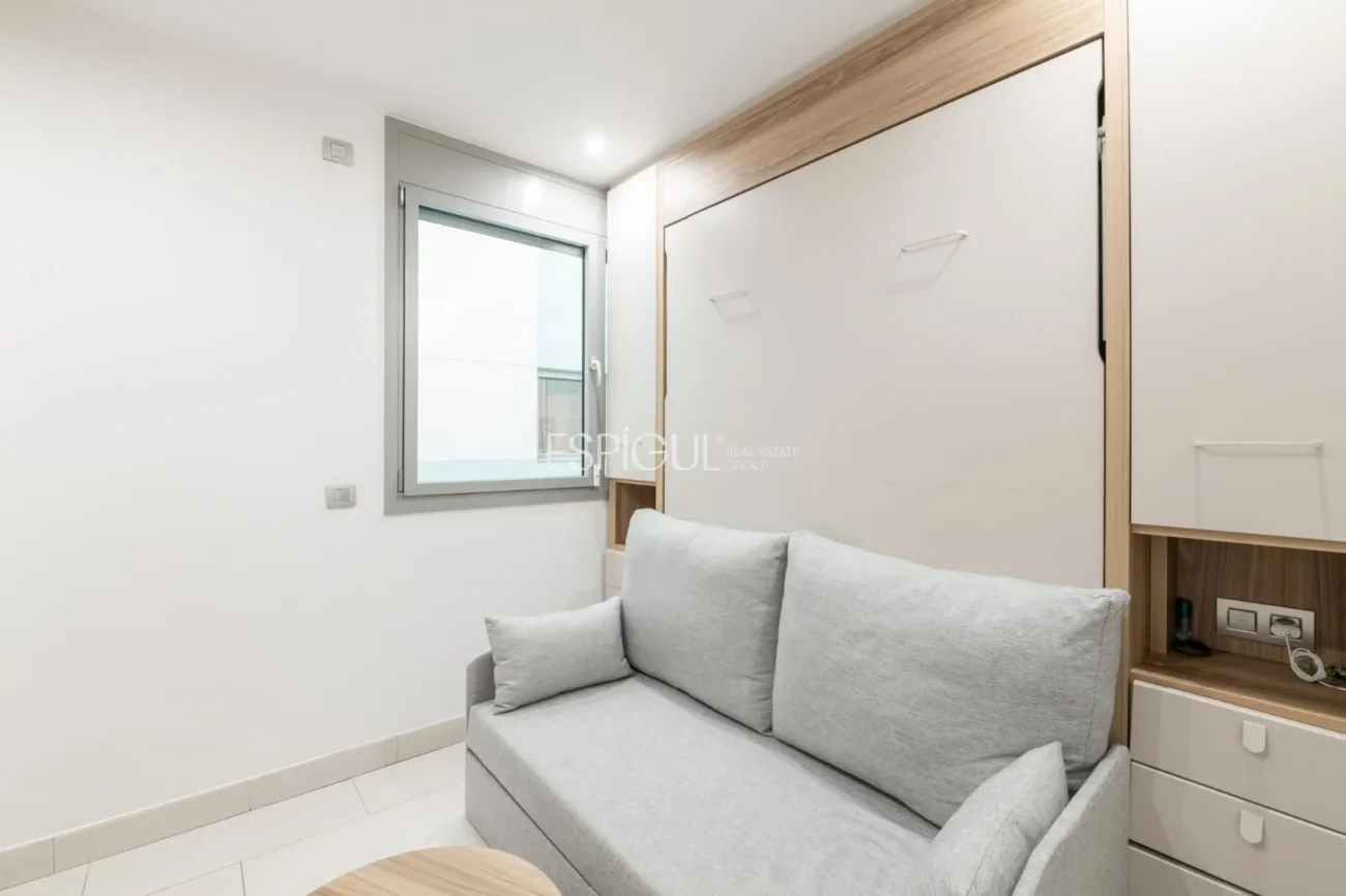 Pis exclusiu a l’Antiga Esquerra de l’Eixample amb terrassa privada de 100 m², finca moderna, pàrquing inclòs i acabats premium.