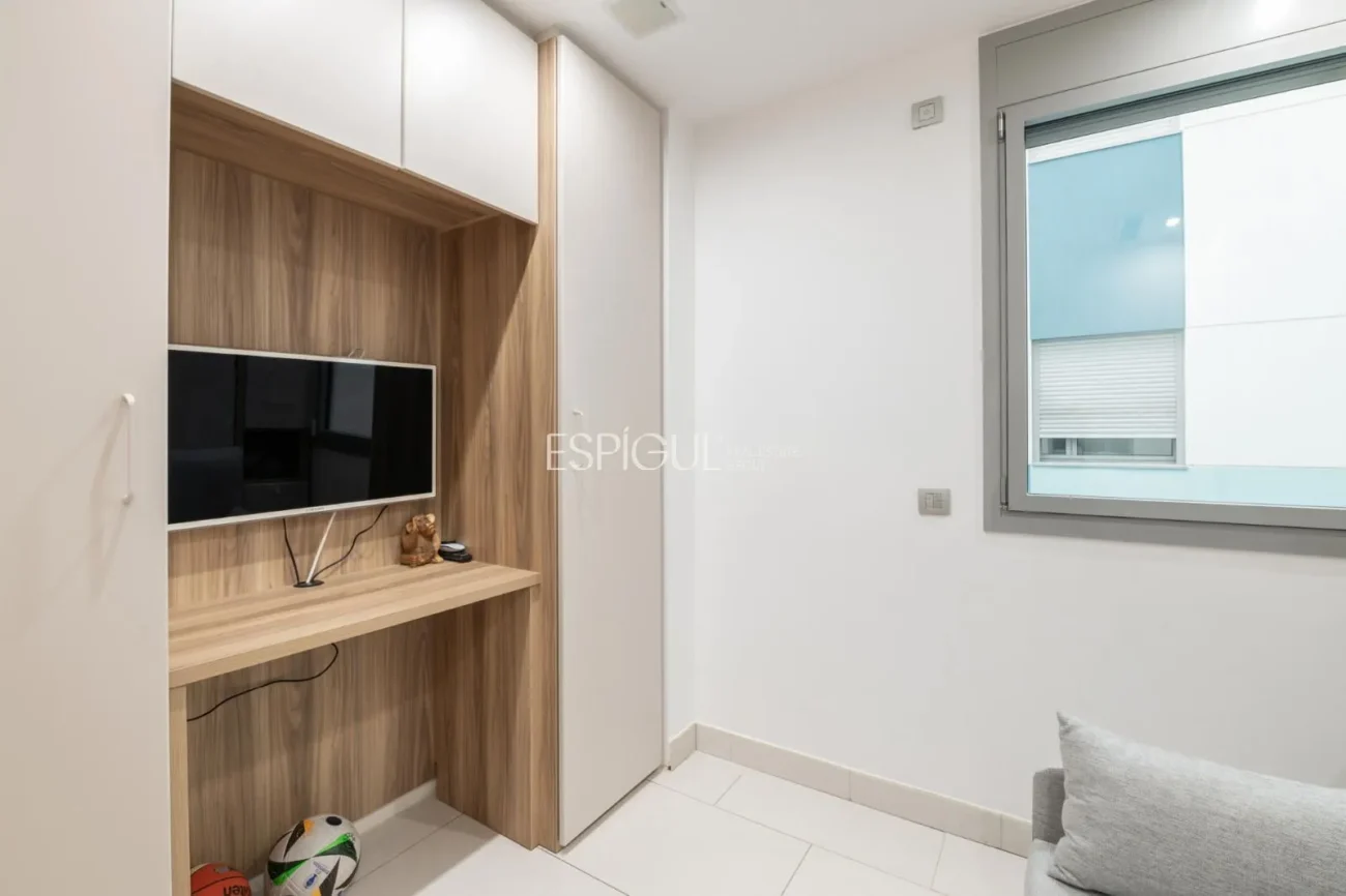 Pis exclusiu a l’Antiga Esquerra de l’Eixample amb terrassa privada de 100 m², finca moderna, pàrquing inclòs i acabats premium.