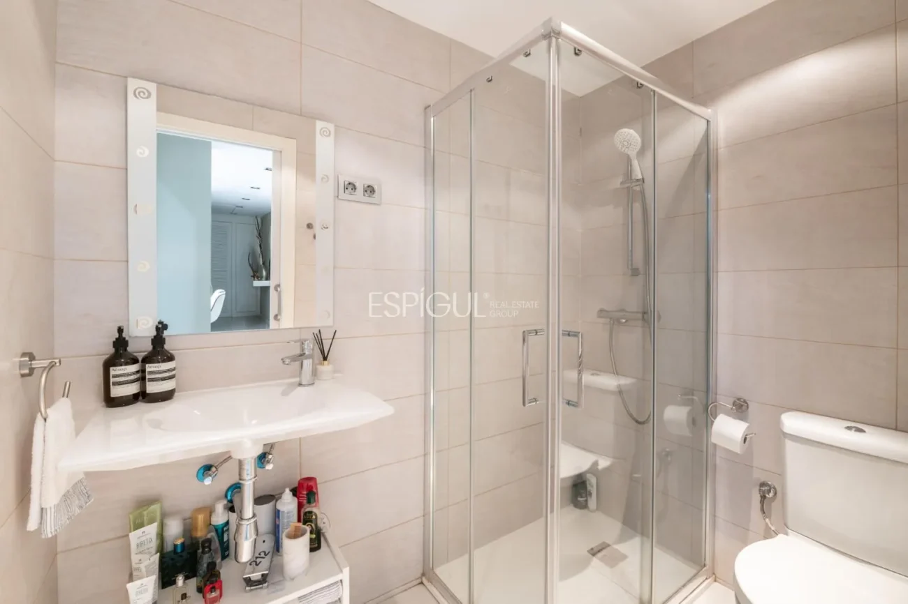Pis exclusiu a l’Antiga Esquerra de l’Eixample amb terrassa privada de 100 m², finca moderna, pàrquing inclòs i acabats premium.
