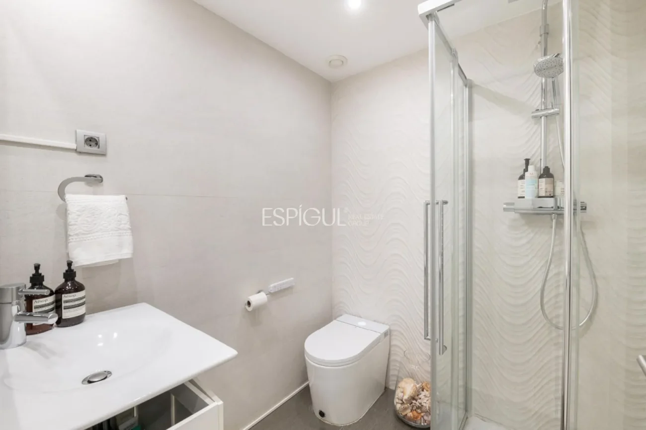 Pis exclusiu a l’Antiga Esquerra de l’Eixample amb terrassa privada de 100 m², finca moderna, pàrquing inclòs i acabats premium.