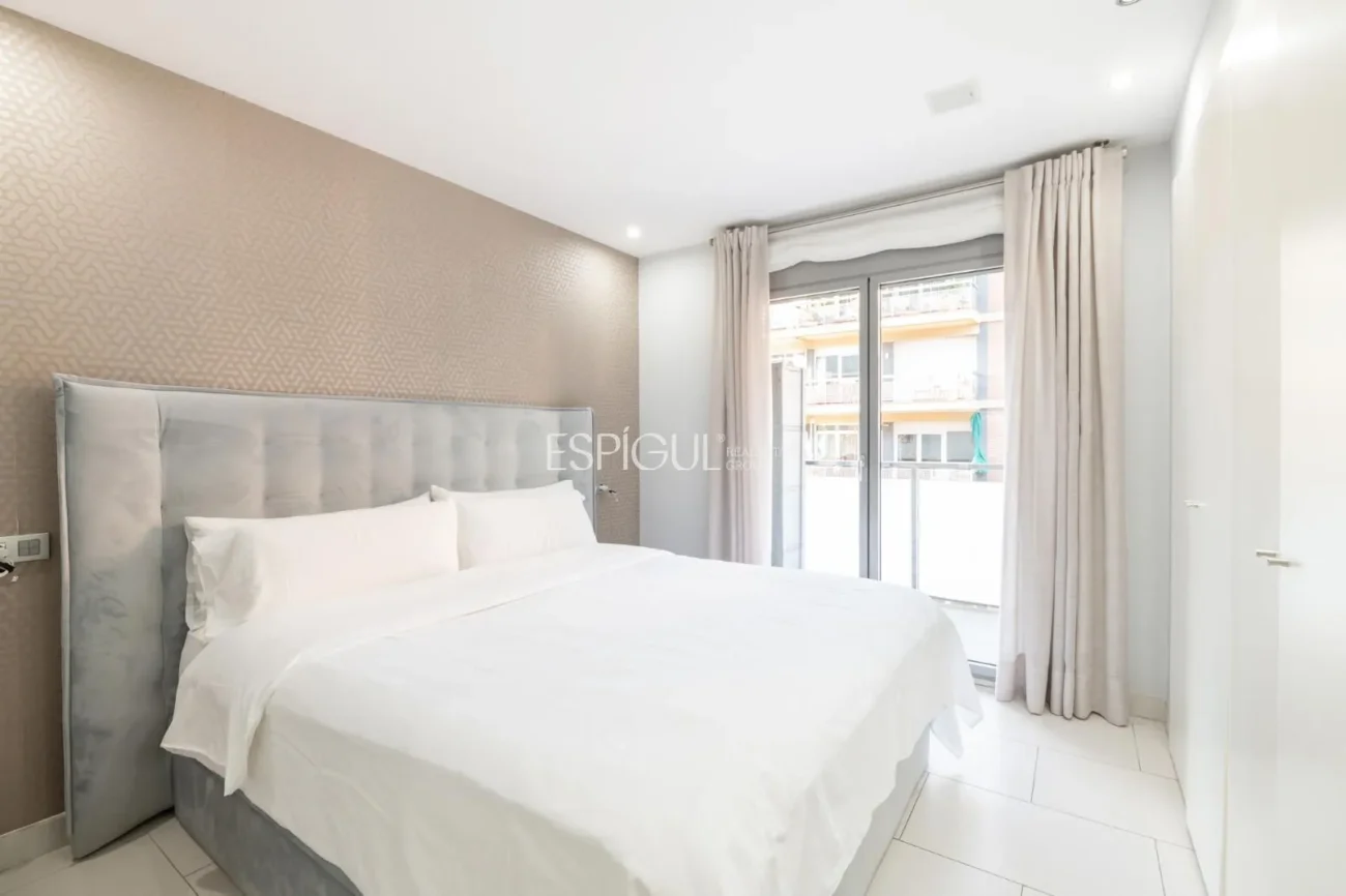 Pis exclusiu a l’Antiga Esquerra de l’Eixample amb terrassa privada de 100 m², finca moderna, pàrquing inclòs i acabats premium.