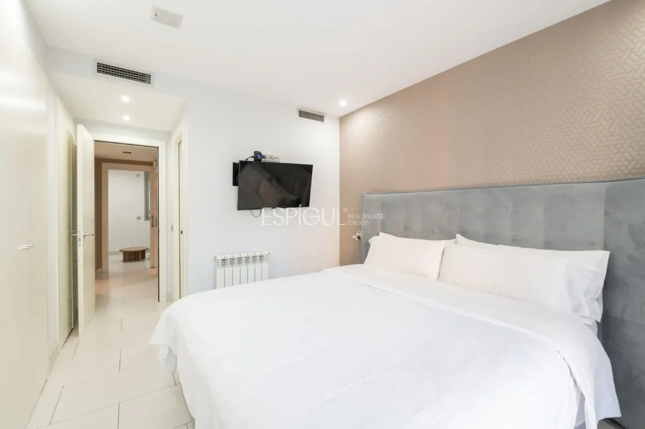 Pis exclusiu a l’Antiga Esquerra de l’Eixample amb terrassa privada de 100 m², finca moderna, pàrquing inclòs i acabats premium.