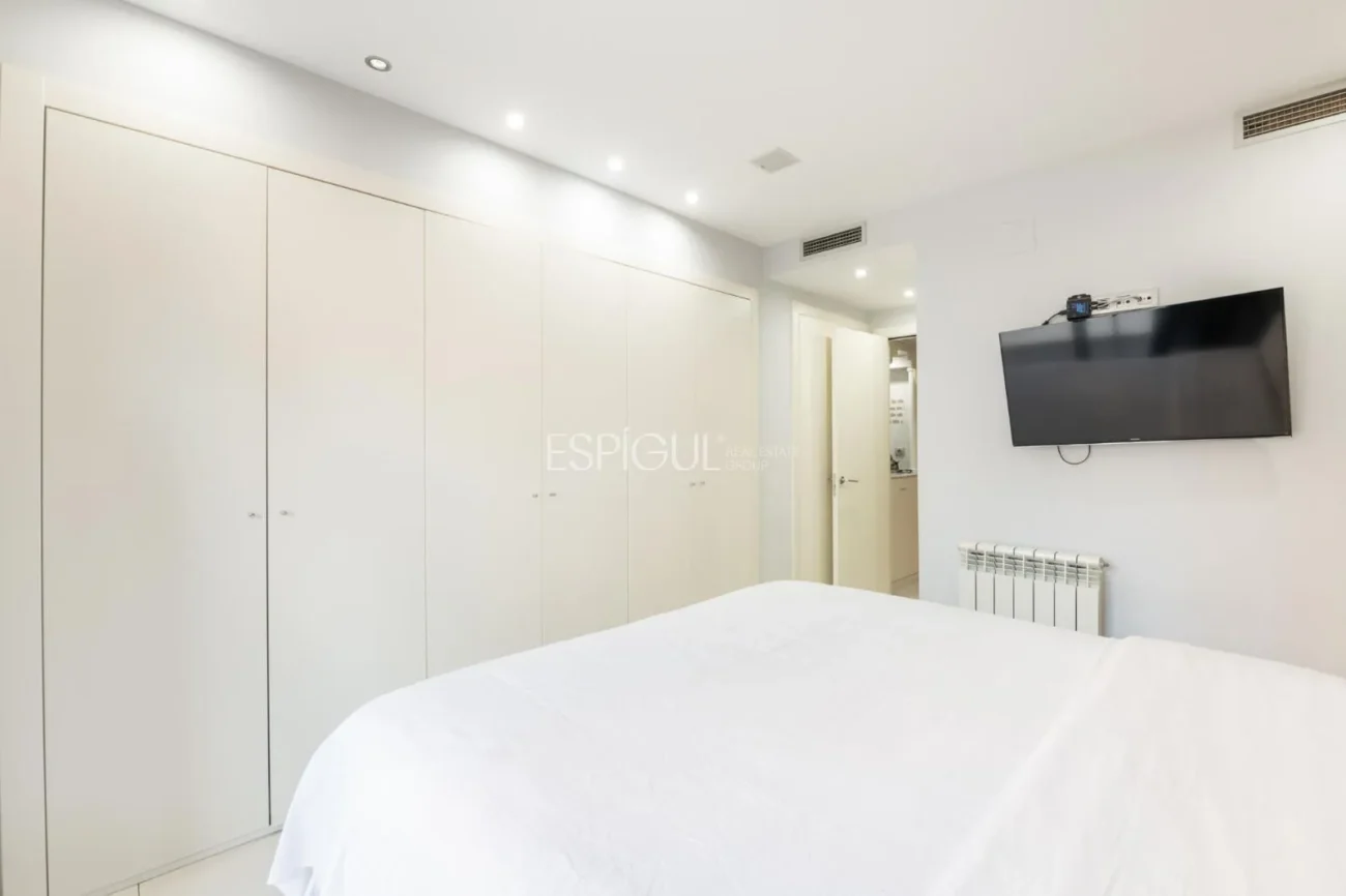 Pis exclusiu a l’Antiga Esquerra de l’Eixample amb terrassa privada de 100 m², finca moderna, pàrquing inclòs i acabats premium.