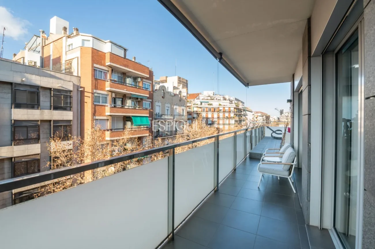 Pis exclusiu a l’Antiga Esquerra de l’Eixample amb terrassa privada de 100 m², finca moderna, pàrquing inclòs i acabats premium.