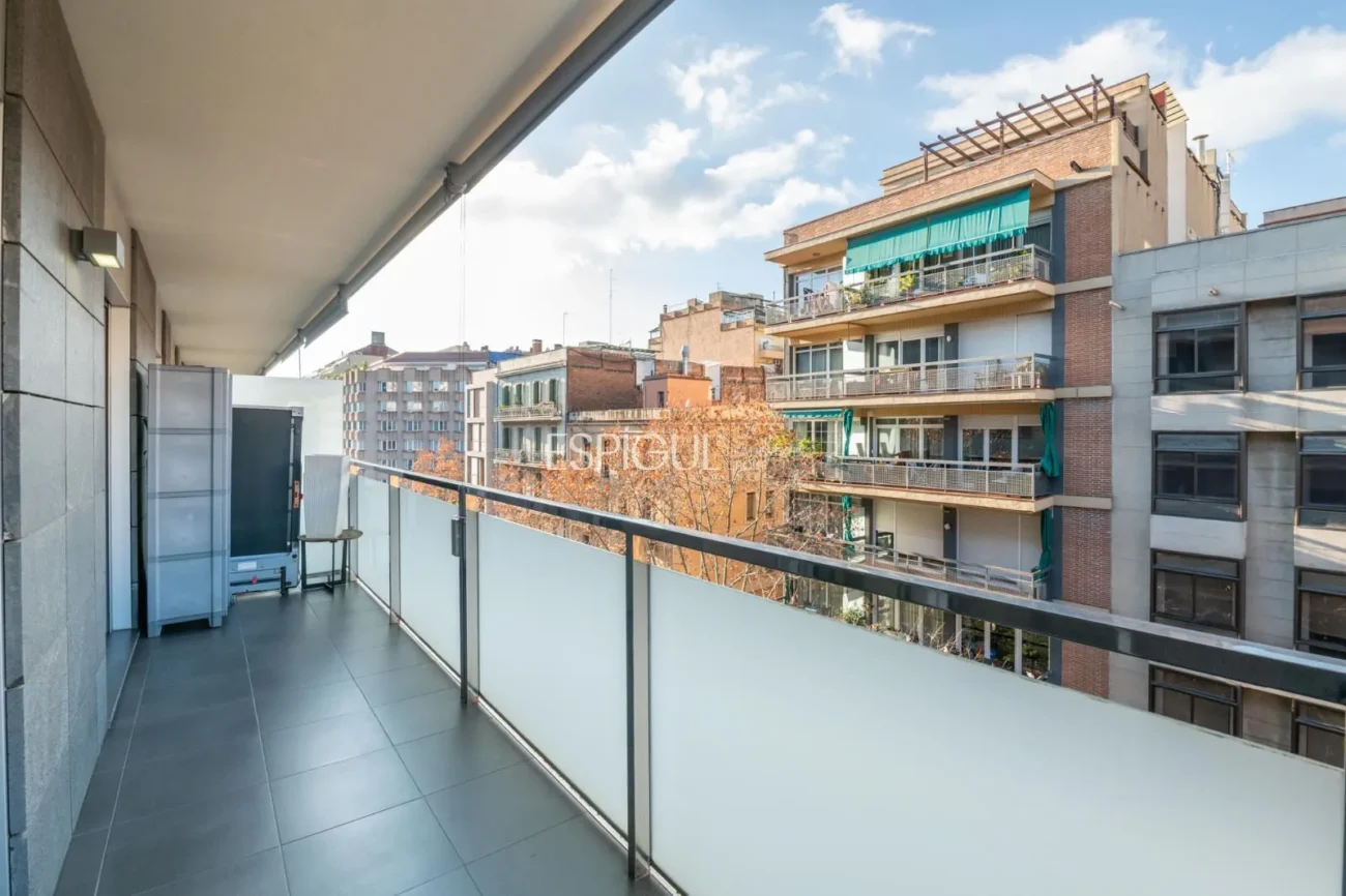Pis exclusiu a l’Antiga Esquerra de l’Eixample amb terrassa privada de 100 m², finca moderna, pàrquing inclòs i acabats premium.