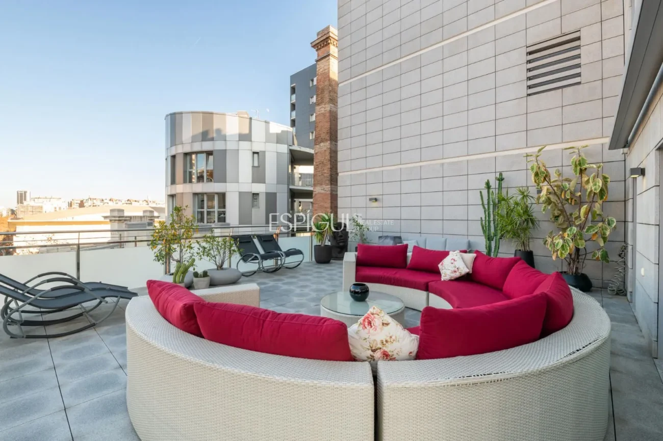 Pis exclusiu a l’Antiga Esquerra de l’Eixample amb terrassa privada de 100 m², finca moderna, pàrquing inclòs i acabats premium.